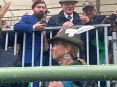 Il presidente del Consiglio, Giorgia Meloni, con il cappello da alpino