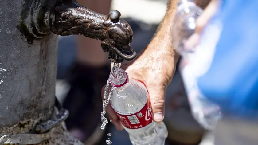 Tourists cool themselves off in the 'Nasone' (so called Roman people the potable fountain) fountain at Pantheon square in Rome, Italy, 29 June 2019. ANSA/MASSIMO PERCOSSI