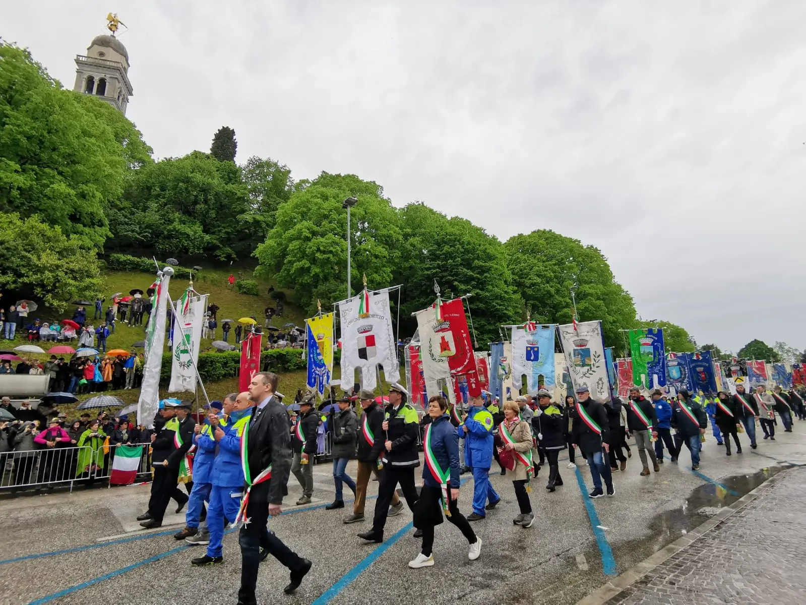 Tantissima emozione per la sfilata degli alpini: marciano 70 mila penne nere. Presente anche il presidente del consiglio, Giorgia Meloni, che ha indossato il cappello da alpino. Ad aprire il corteo lo striscione dell'Adunata (Alpini, la più bella famiglia) seguiti dalla Fanfara della Julia e dal gonfalone di Udine. Dopo in marcia le portatrici carniche, uno striscione dedicato a Cainero e il labaro con il ministro della Difesa Crosetto (Foto Petrussi, Seu, Cescon)
