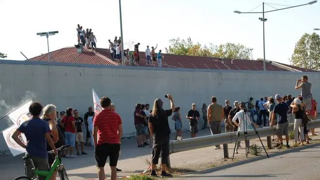 Bumbaca Gorizia 17.08.2013 Gradisca CIE manifestazione e migranti sul tettoFotografia di Pierluigi Bumbaca