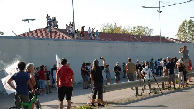 Bumbaca Gorizia 17.08.2013 Gradisca CIE manifestazione e migranti sul tettoFotografia di Pierluigi Bumbaca