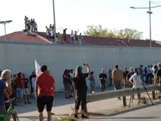 Bumbaca Gorizia 17.08.2013 Gradisca CIE manifestazione e migranti sul tettoFotografia di Pierluigi Bumbaca