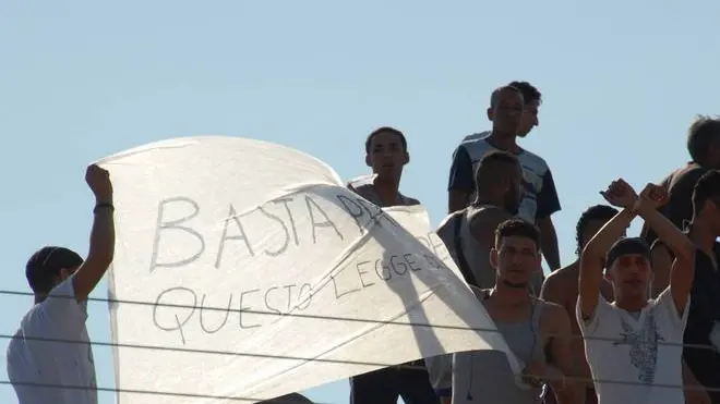 Bumbaca Gorizia 17.08.2013 Gradisca CIE manifestazione e migranti sul tettoFotografia di Pierluigi Bumbaca