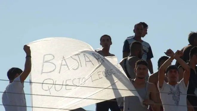 Bumbaca Gorizia 17.08.2013 Gradisca CIE manifestazione e migranti sul tettoFotografia di Pierluigi Bumbaca