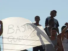 Bumbaca Gorizia 17.08.2013 Gradisca CIE manifestazione e migranti sul tettoFotografia di Pierluigi Bumbaca
