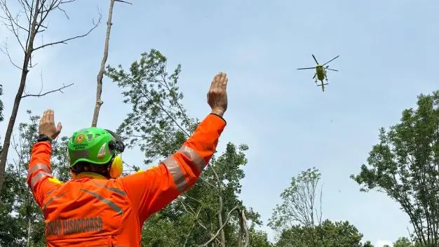 I soccorritori danno indicazioni all'elicottero del 118 per consentire il recupero del ferito