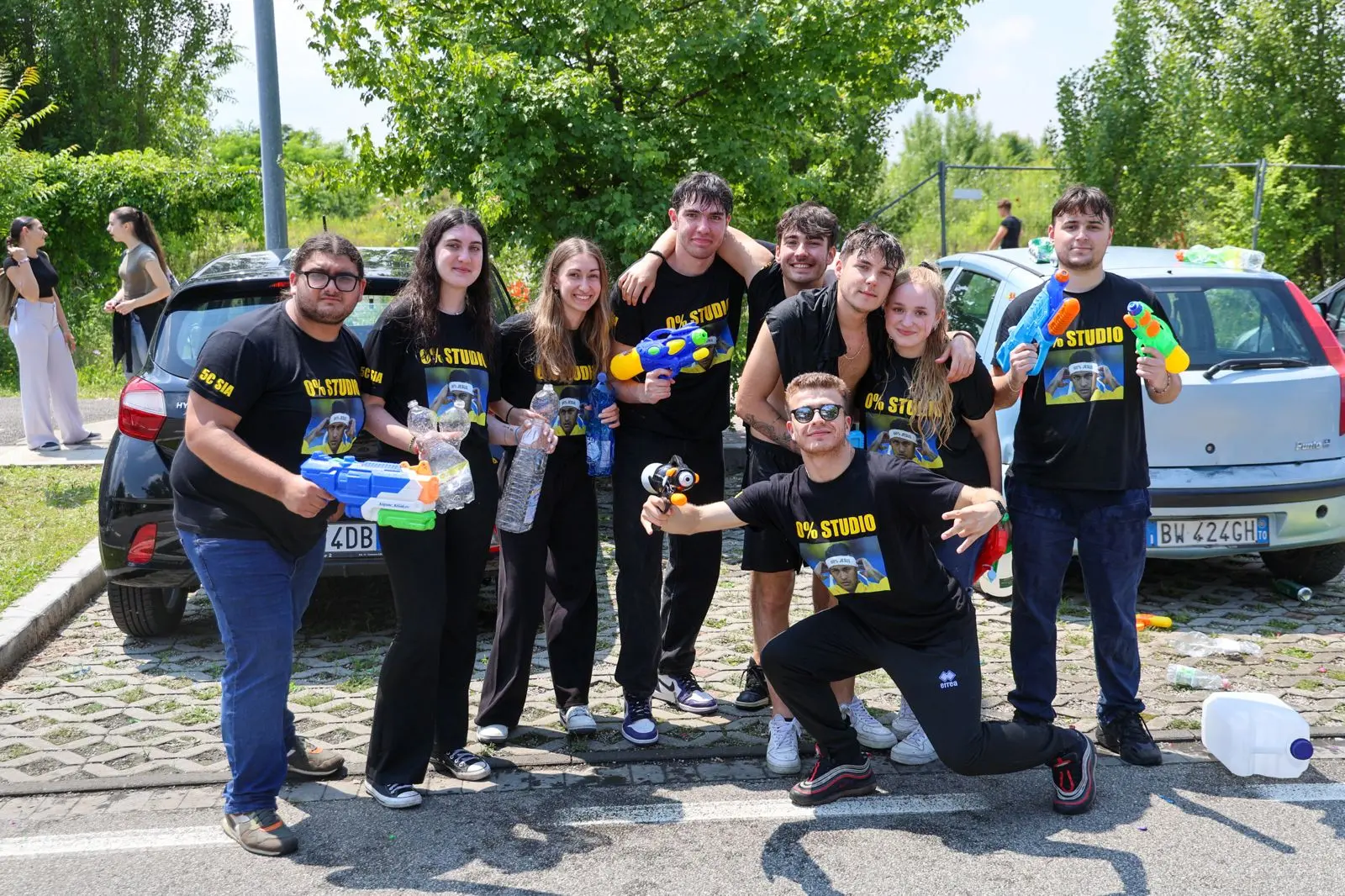 Una tradizione oramai consolidata a Udine: gli studenti, al termine delle lezioni, decidono di "rinfrescarsi" con bottiglie d'acqua e gavettoni (Foto Petrussi)