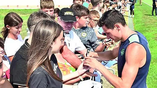 Florian Thauvin firma autografi ai tifosi (foto Petrussi)