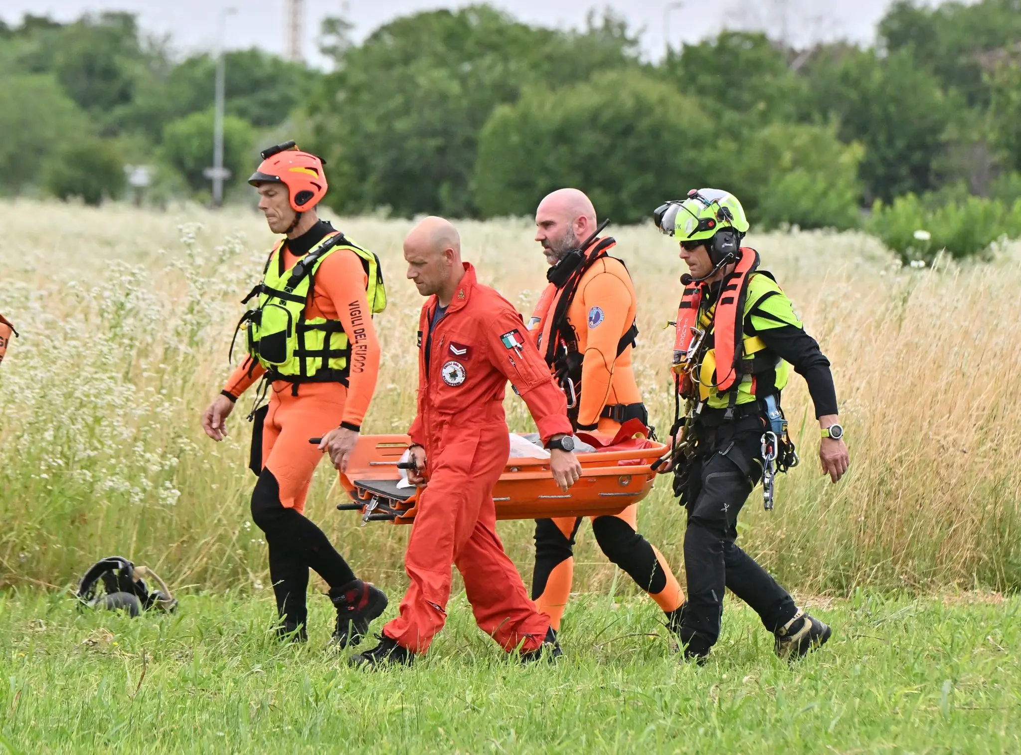 Il corpo di Cristian Molnar, di 25 anni, come hanno riferito i vigili del fuoco, è stato trovato in una pozza, in un luogo non lontano dai punti in cui erano state trovate le due ragazze, Patrizia Cormos, di 20 anni, e Bianca Doros, di 23. I tre ragazzi erano andati sul greto del Natisone per scattare alcune foto il 31 maggio scorso quando, a causa delle intense precipitazioni dei giorni precedenti, il livello delle acque del Natisone è rapidamente salito. Fino a quando i ragazzi, stretti in un abbraccio, non sono stati travolti. Da allora non si sono mai interrotte le ricerche e dapprima sono stati trovati i corpi delle due ragazze, e soltanto oggi quello del giovane romeno, residente in Austria. Con modalità e con numero di soccorritori e di corpi e mezzi impegnati, le ricerche erano in corso anche questa mattina. L'abbassamento del livello delle acque di questi ultimi giorni ha consentito il ritrovamento (Foto Petrussi)