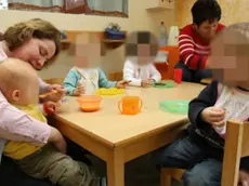 ARCHIV - Erzieherinnen füttern in der Kinderkrippe Zwergenland in Staufen (Landkreis Breisgau-Hochschwarzwald) beim Mittagessen die Kinder (Aufnahme vom 18.02.2008). Immer mehr Eltern geben ihre Kleinkinder tagsüber in fremde Hände. Jedes achte Kind unter drei Jahren werde in einer Kita oder von einer Tagesmutter betreut, sagte Sozialministerin Monika Stolz (CDU) am Montag (28.07.2008) in Stuttgart. Foto: Patrick Seeger dpa/lsw (zu lsw-THEMA DES TAGES vom 28.07.2008) +++(c) dpa - Bildfunk+++