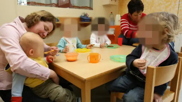 ARCHIV - Erzieherinnen füttern in der Kinderkrippe Zwergenland in Staufen (Landkreis Breisgau-Hochschwarzwald) beim Mittagessen die Kinder (Aufnahme vom 18.02.2008). Immer mehr Eltern geben ihre Kleinkinder tagsüber in fremde Hände. Jedes achte Kind unter drei Jahren werde in einer Kita oder von einer Tagesmutter betreut, sagte Sozialministerin Monika Stolz (CDU) am Montag (28.07.2008) in Stuttgart. Foto: Patrick Seeger dpa/lsw (zu lsw-THEMA DES TAGES vom 28.07.2008) +++(c) dpa - Bildfunk+++