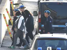 Le figlie Silvia e Paola mentre scendono dal cellulare, omicidio di Lauri Ziliani a Temu' (Bs), Brescia 27 ottobre 2022. Ansa Filippo Venezia