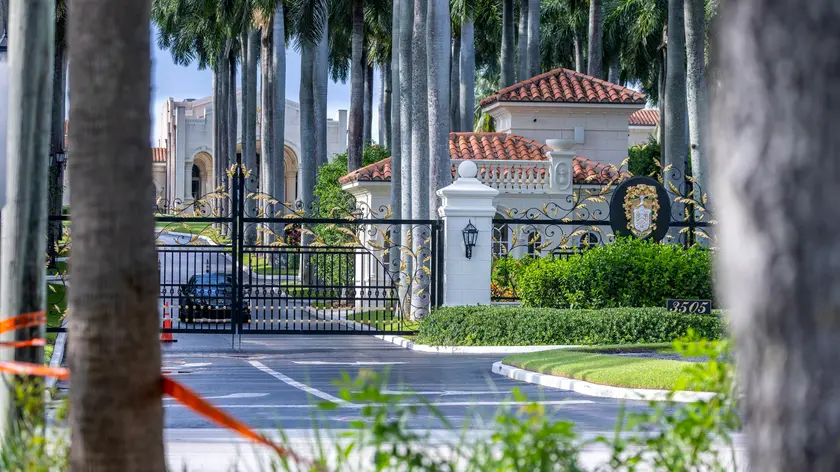 epa11606766 The entrance of the Trump International Golf Club in West Palm Beach, Florida, USA, on 15 September 2024, where gunshots were reported. According to the FBI, they are following an investigation of what appears to be an attempted assassination of Former President Donald Trump. Palm Beach County Sheriff Ric Bradshaw said the US Secret Service agents found a man pointing an AK-style rifle with a scope into the club as Trump was on the course. EPA/CRISTOBAL HERRERA-ULASHKEVICH