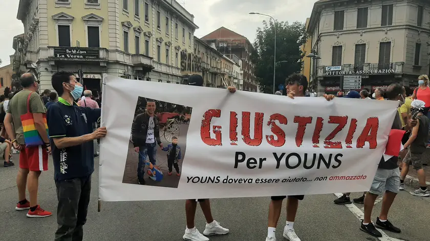 Il presidio di protesta per l'uccisione di Youns El Boussettaoui, commesso dall'assessore comunale alla Sicurezza Massimo Adriatici, Voghera (Pavia), 24 luglio 2021. Sono alcune centinaia, in gran parte di origini arabe, le persone riunitesi davanti al luogo dell'omicidio. Vogliamo giustizia", scandiscono i manifestanti che accusano Adriatici di essere un "assassino". ANSA/STEFANO ROTTIGNI