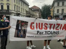 Il presidio di protesta per l'uccisione di Youns El Boussettaoui, commesso dall'assessore comunale alla Sicurezza Massimo Adriatici, Voghera (Pavia), 24 luglio 2021. Sono alcune centinaia, in gran parte di origini arabe, le persone riunitesi davanti al luogo dell'omicidio. Vogliamo giustizia", scandiscono i manifestanti che accusano Adriatici di essere un "assassino". ANSA/STEFANO ROTTIGNI
