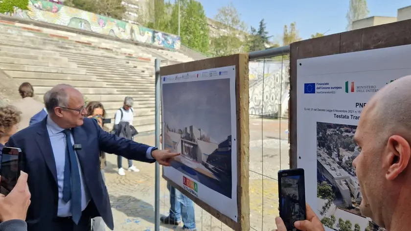 Il sindaco di Roma Roberto Gualtieri ha presentato stamattina il Piano Urbano Integrato (Pui) del Pnrr di Corviale agli abitanti e alle associazioni del quartiere, durante un sopralluogo insieme agli assessori all'Urbanistica Maurizio Veloccia (coordinatore del Piano), ai Lavori pubblici Ornella Segnalini, all'Ambiente Sabrina Alfonsi, allo Sport Alessandro Onorato e al presidente del Municipio XI Gianluca Lanzi, Roma 9 aprile 2024 ANSA/ Gabriele Santoro