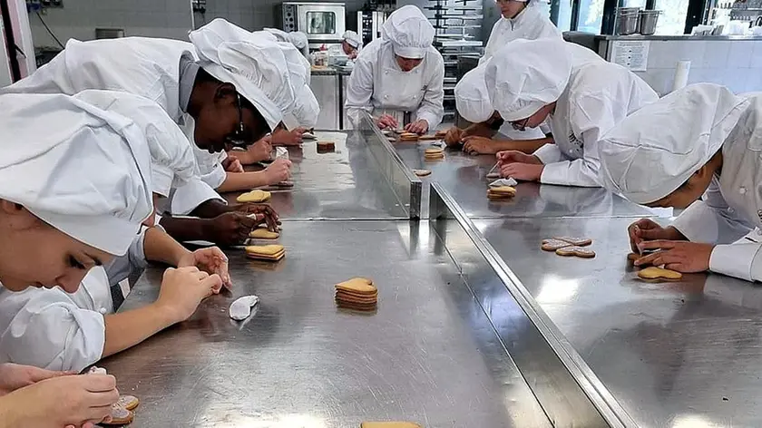 Allievi dello Ial di Aviano intenti a preparare i biscotti. Parte giovedì 2 marzo il corso “Impariamo la vita”