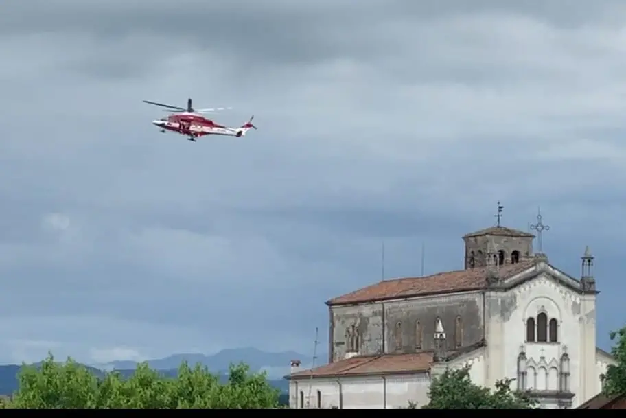 Decine di persone sono coinvolte nella ricerca dei tre giovani trascinati via dalla corrente del fiume Natisone. Si trovavano su un isolotto al centro del corso d'acqua quando sono stati sorpresi dall'innalzamento del livello dell'acqua