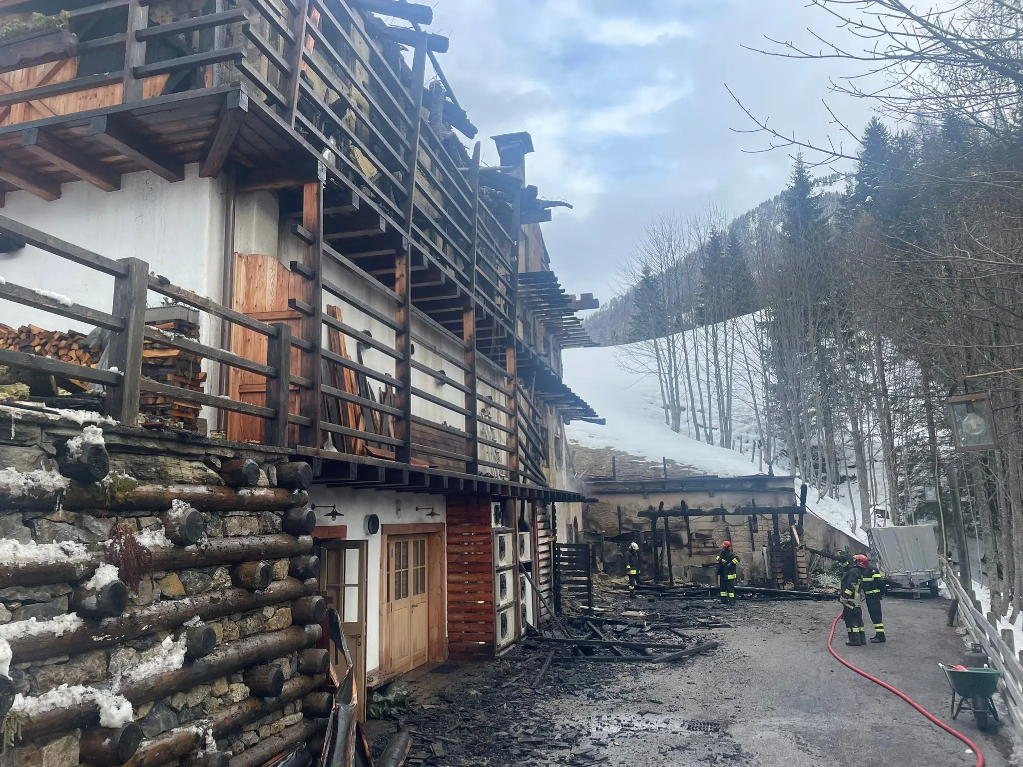 Un grosso incendio divampato poco prima delle 23 di lunedì 23 gennaio, a Sauris, ha completamente distrutto l'albergo Borgo Eibn Mountain Lodge in località Ander Eibn, a Sauris. La struttura alberghiera, di recente costruzione, è stata letteralmente ridotta a un cumulo di macerie fumanti. A dare l'allarme per primo è stato il sindaco, Ermes Petris.