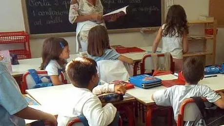 20090903 - PISTOIA - EDU - SCUOLA: PER I PRECARI ARRIVA IL CONTRATTO DI DISPONIBILITA' - Alunni in aula in una scuola elementare di Pistoia, in una foto d'archivio. ..LUCA CASTELLANI/ANSA / DBA