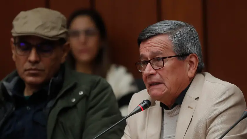 epa11034763 The ELN leader and delegate Pablo Beltran (R) speaks during a session of the fifth round of negotiations between the Colombian Government and the National Liberation Army (ELN) in Mexico City, Mexico, 17 December 2023. The fifth round ends with solid progress towards peace and a commitment to end kidnapping by the ELN group. EPA/ISAAC ESQUIVEL