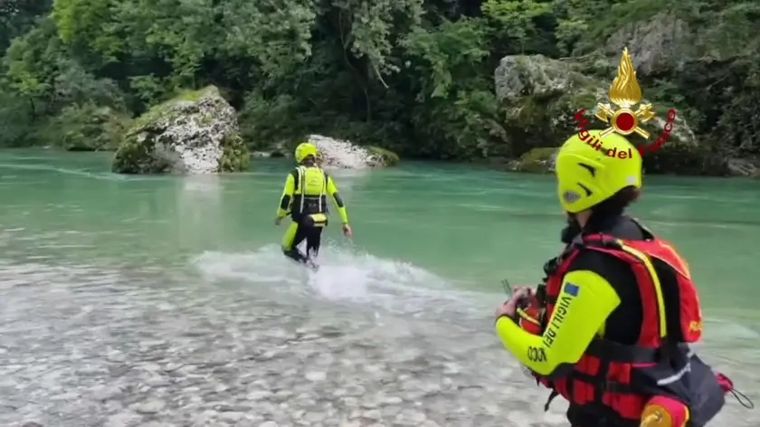 "Forza soccorritori, che oggi sia l'ultimo giorno di ricerca per ridare Cristian ai suoi familiari". E' l'incitamento espresso stamani dal sindaco di Premariacco (Udine), Michele De Sabata, alla ripresa delle ricerche, per il quinto giorno consecutivo, di Cristian Casian Molnar, di 25 anni, travolto dalla piena del fiume Natisone, 04 giugno 2024. NPK Frame da video Vigili del Fuoco +++ATTENZIONE LA FOTO NON PUO' ESSERE PUBBLICATA O RIPRODOTTA SENZA L'AUTORIZZAZIONE DELLA FONTE DI ORIGINE CUI SI RINVIA+++ +++NO SALES; NO ARCHIVE; EDITORIAL USE ONLY+++