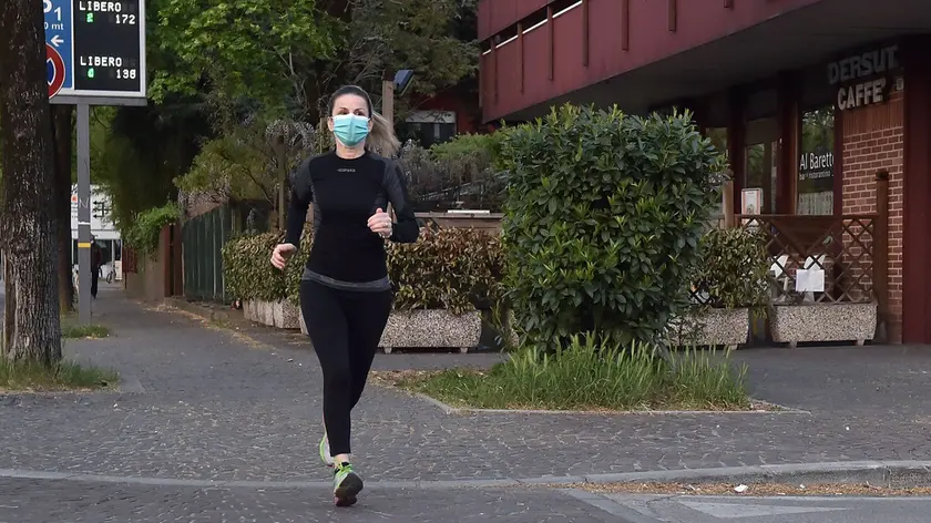 Udine 18 Aprile 2020. Emergenza Coronavirus. Ragazza che fa footing. © Foto Petrussi