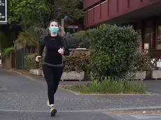 Udine 18 Aprile 2020. Emergenza Coronavirus. Ragazza che fa footing. © Foto Petrussi