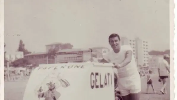 Romano Venudo in spiaggia a Lignano con il caratteristico carrettino
