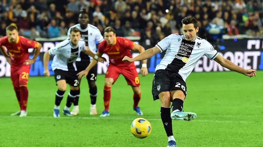 Il francese Thauvin trasforma il rigore del provvisorio vantaggio dell'Udinese © Foto Petrussi