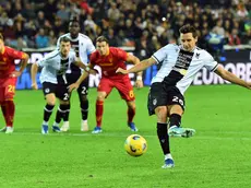 Il francese Thauvin trasforma il rigore del provvisorio vantaggio dell'Udinese © Foto Petrussi