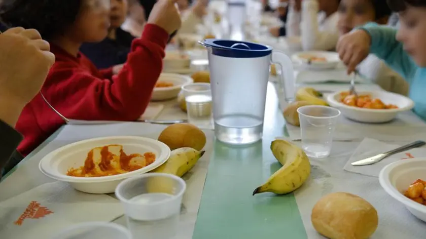 Bambini della Scuola Marie Curie, mangiano alla mensa scolastica con il pranzo di Milano Ristorazione (Luca Matarazzo, Milano - 2015-03-26) p.s. la foto e' utilizzabile nel rispetto del contesto in cui e' stata scattata, e senza intento diffamatorio del decoro delle persone rappresentate