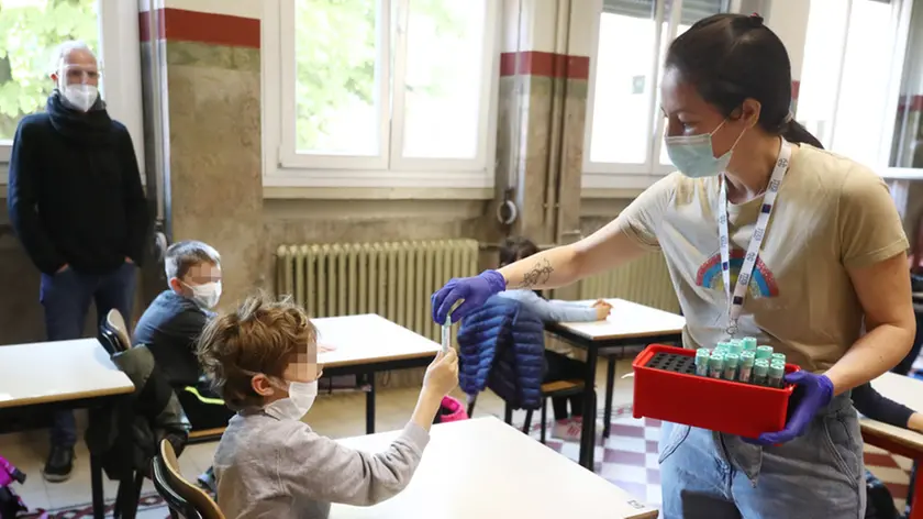 tamponi salivari modello Lollisponge (lecca lecca),agli alunni della scuola primaria di Travagliato, Brescia 14 maggio 2021. Ansa Filippo Venezia