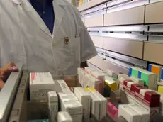 20080627 - ROMA FARMACI: NEL 2007 525 DOSI A TESTA, 7 SU 10 DA SSN - Un farmacista mostra i medicinali contenuti in una cassetiera . Sempre piu' farmaci nella vita degli italiani: ognuno ne ha assunto, in media, nel 2007 una pillola e mezza al giorno (525 dosi), facendo crescere i consumi di farmaci di classe A del 3 per cento. Ma la spesa complessiva si e' comunque abbassata di due punti e mezzo rispetto al 2006 (-2,6%), con i risultati migliori in termini di risparmio proprio per la spesa pubblica, diminuita del 5,4 per cento. VIRGINIA FARNETI/ARCHIVIO ANSA/ ji