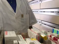 20080627 - ROMA FARMACI: NEL 2007 525 DOSI A TESTA, 7 SU 10 DA SSN - Un farmacista mostra i medicinali contenuti in una cassetiera . Sempre piu' farmaci nella vita degli italiani: ognuno ne ha assunto, in media, nel 2007 una pillola e mezza al giorno (525 dosi), facendo crescere i consumi di farmaci di classe A del 3 per cento. Ma la spesa complessiva si e' comunque abbassata di due punti e mezzo rispetto al 2006 (-2,6%), con i risultati migliori in termini di risparmio proprio per la spesa pubblica, diminuita del 5,4 per cento. VIRGINIA FARNETI/ARCHIVIO ANSA/ ji