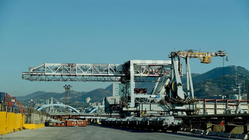 Una veduta delle banchine portuali dove vengono scaricate e caricate le bobine di acciaio all'interno dello stabilimento dell'Ilva di Genova Cornigliano. 26 gennaio 2017 a Genova. ANSA/LUCA ZENNARO
