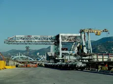 Una veduta delle banchine portuali dove vengono scaricate e caricate le bobine di acciaio all'interno dello stabilimento dell'Ilva di Genova Cornigliano. 26 gennaio 2017 a Genova. ANSA/LUCA ZENNARO