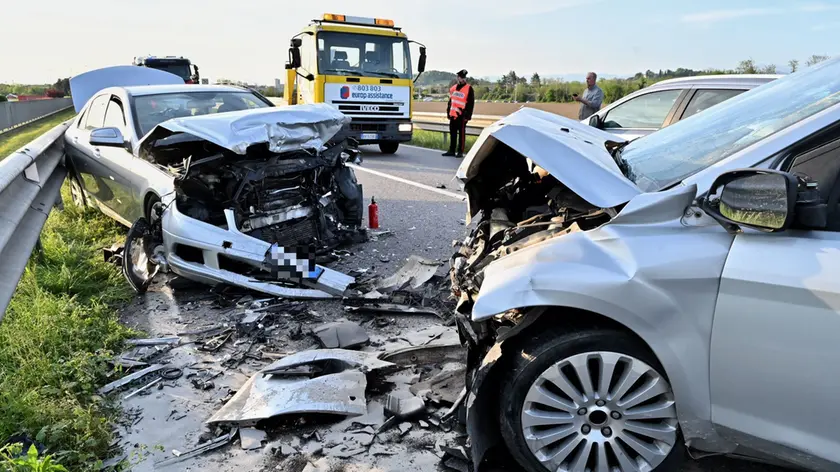 I rottami delle auto coinvolte nell'incidente a Manzano