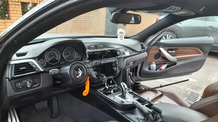 L'interno di una delle auto prese di mira dai malviventi