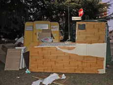Udine 12 gennaio 2020 Rifiuti abbandonati fuori dai cassonetti © Petrussi