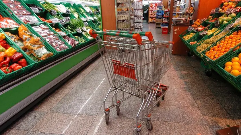 20071117 - ROMA - ECO - COMMERCIO:CONTRATTO, DOMANI STOP MA SUPERMERCATI APERTI. SCIOPERO INTERA GIORNATA MA FEDERDISTRIBUZIONE ASSICURA LA SPESA - Un supermercato al centro di Roma questa mattina. Spesa a rischio domani per le famiglie italiane. I sindacati del commercio - Filcams-Cgil, Fisascat-Cisl e Uiltucs Uil - hanno proclamato un'intera giornata di sciopero per protestare contro il mancato rinnovo del contratto del settore, scaduto a dicembre dello scorso anno. I supermercati e le grandi catene riunite nella Federdistribuzione assicurano pero' che i negozi rimarranno aperti con il personale sufficiente per garantire il servizio. MARIO DE RENZIS / ANSA /BGG