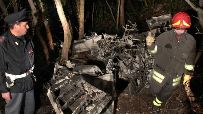 20100405 - FIRMANO DI PREMARIACCO - UDINE - DIS - AEREO ULTRALEGGERO CADE IN FRIULI, DUE MORTI. Vigili del fuoco e polizia accanto ai resti dell'ultraleggero precipitato a Firmano di Premariacco (Udine), questo pomeriggio 05 aprile 2010. Le vittime sono due giovani, Michele Monticolo, 21 anni, di Udine, e Alessio Tome' (20), di San Daniele del Friuli (Udine), morti carbonizzati nell'incendio del velivolo. Secondo il racconto di un testimone, l'ultraleggero stava volando a bassa quota quando e' improvvisamente precipitato in un campo a Firmano di Premariacco (Udine), intorno alle 14.50, e ha subito preso fuoco. Da poco erano decollati dall'aviosuperficie di San Mauro, situata a pochi chilometri di distanza. ANSA/ALBERTO LANCIA/DRN