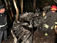 20100405 - FIRMANO DI PREMARIACCO - UDINE - DIS - AEREO ULTRALEGGERO CADE IN FRIULI, DUE MORTI. Vigili del fuoco e polizia accanto ai resti dell'ultraleggero precipitato a Firmano di Premariacco (Udine), questo pomeriggio 05 aprile 2010. Le vittime sono due giovani, Michele Monticolo, 21 anni, di Udine, e Alessio Tome' (20), di San Daniele del Friuli (Udine), morti carbonizzati nell'incendio del velivolo. Secondo il racconto di un testimone, l'ultraleggero stava volando a bassa quota quando e' improvvisamente precipitato in un campo a Firmano di Premariacco (Udine), intorno alle 14.50, e ha subito preso fuoco. Da poco erano decollati dall'aviosuperficie di San Mauro, situata a pochi chilometri di distanza. ANSA/ALBERTO LANCIA/DRN