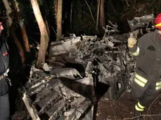 20100405 - FIRMANO DI PREMARIACCO - UDINE - DIS - AEREO ULTRALEGGERO CADE IN FRIULI, DUE MORTI. Vigili del fuoco e polizia accanto ai resti dell'ultraleggero precipitato a Firmano di Premariacco (Udine), questo pomeriggio 05 aprile 2010. Le vittime sono due giovani, Michele Monticolo, 21 anni, di Udine, e Alessio Tome' (20), di San Daniele del Friuli (Udine), morti carbonizzati nell'incendio del velivolo. Secondo il racconto di un testimone, l'ultraleggero stava volando a bassa quota quando e' improvvisamente precipitato in un campo a Firmano di Premariacco (Udine), intorno alle 14.50, e ha subito preso fuoco. Da poco erano decollati dall'aviosuperficie di San Mauro, situata a pochi chilometri di distanza. ANSA/ALBERTO LANCIA/DRN