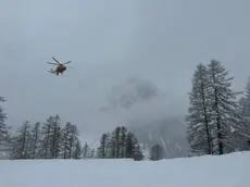 E' morto lo sciatore freerider straniero caduto nel primo pomeriggio da un salto di roccia a Courmayeur (Aosta). L'incidente è avvenuto mentre affrontava una discesa in fuoripista nella zona della seggiovia Zerotta, 26 Febbraio 2024. ANSA/US SOCCORSO ALPINO VALDOSTANO