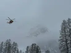 E' morto lo sciatore freerider straniero caduto nel primo pomeriggio da un salto di roccia a Courmayeur (Aosta). L'incidente è avvenuto mentre affrontava una discesa in fuoripista nella zona della seggiovia Zerotta, 26 Febbraio 2024. ANSA/US SOCCORSO ALPINO VALDOSTANO