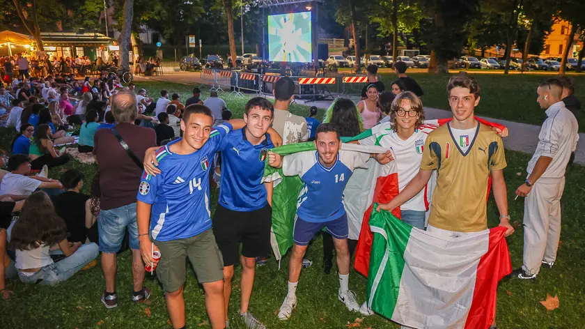 Tanti tifosi in piazza a Udine