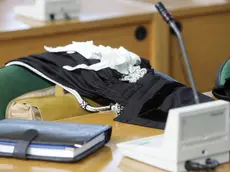 Una toga abbandonata oggi nell'aula bunker del carcere di Rebibbia, vuota per lo sciopero dei magistrati. Stupore per le dichiarazioni del vice presidente del Csm Nicola Mancino sullo sciopero dei magistrati è stato espresso dal presidente dell'Anm Luca Palamara, che esprime anche ''rammarico'' per il fatto che il numero due di Palazzo dei marescialli ''non sia a conoscenza che da parte dell'Anm c'è sempre stata e c'è tuttora la disponibilità al dialogo''. ANSA / CLAUDIO PERI