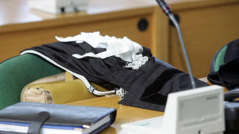 Una toga abbandonata oggi nell'aula bunker del carcere di Rebibbia, vuota per lo sciopero dei magistrati. Stupore per le dichiarazioni del vice presidente del Csm Nicola Mancino sullo sciopero dei magistrati è stato espresso dal presidente dell'Anm Luca Palamara, che esprime anche ''rammarico'' per il fatto che il numero due di Palazzo dei marescialli ''non sia a conoscenza che da parte dell'Anm c'è sempre stata e c'è tuttora la disponibilità al dialogo''. ANSA / CLAUDIO PERI