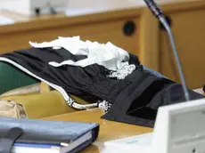 Una toga abbandonata oggi nell'aula bunker del carcere di Rebibbia, vuota per lo sciopero dei magistrati. Stupore per le dichiarazioni del vice presidente del Csm Nicola Mancino sullo sciopero dei magistrati è stato espresso dal presidente dell'Anm Luca Palamara, che esprime anche ''rammarico'' per il fatto che il numero due di Palazzo dei marescialli ''non sia a conoscenza che da parte dell'Anm c'è sempre stata e c'è tuttora la disponibilità al dialogo''. ANSA / CLAUDIO PERI